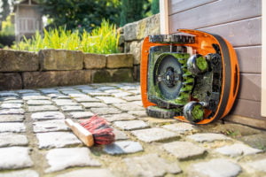 Lire la suite à propos de l’article Comment nettoyer votre robot tondeuse ?