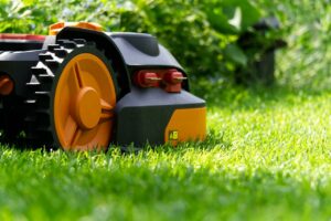 Lire la suite à propos de l’article Où acheter un abri pour son robot tondeuse ?