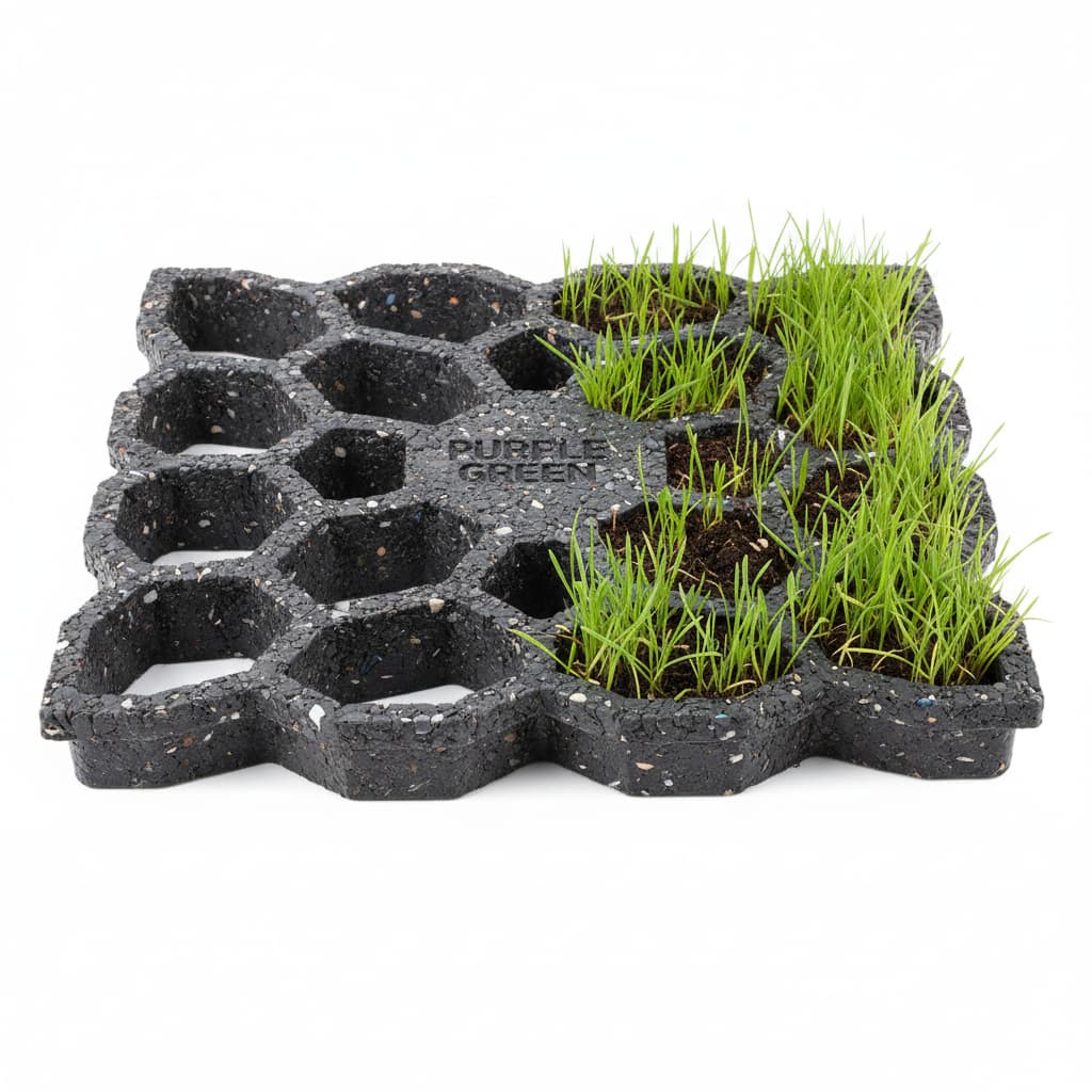 Dalle de parking en plastique recyclé de couleur violette, avec une moitié montrant la texture cellulaire du matériau et l'autre moitié remplie de terre et de jeune gazon.