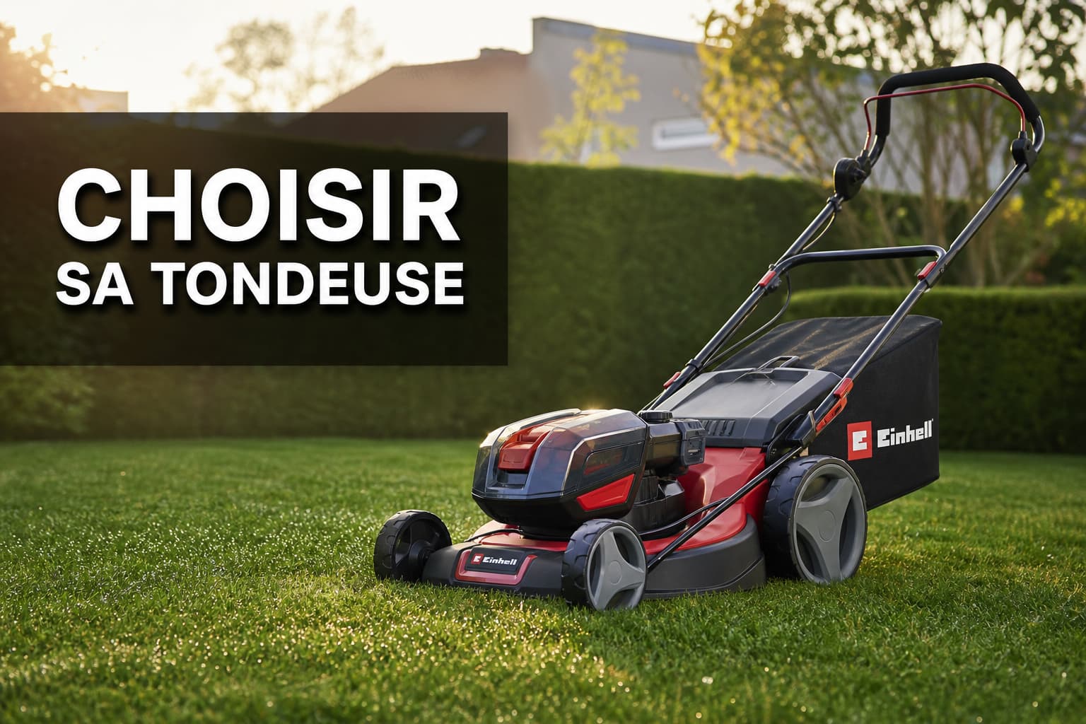 Tondeuse à batterie Einhell sur une pelouse verte, rosée matinale, haie nette en arrière-plan, et bandeau de texte